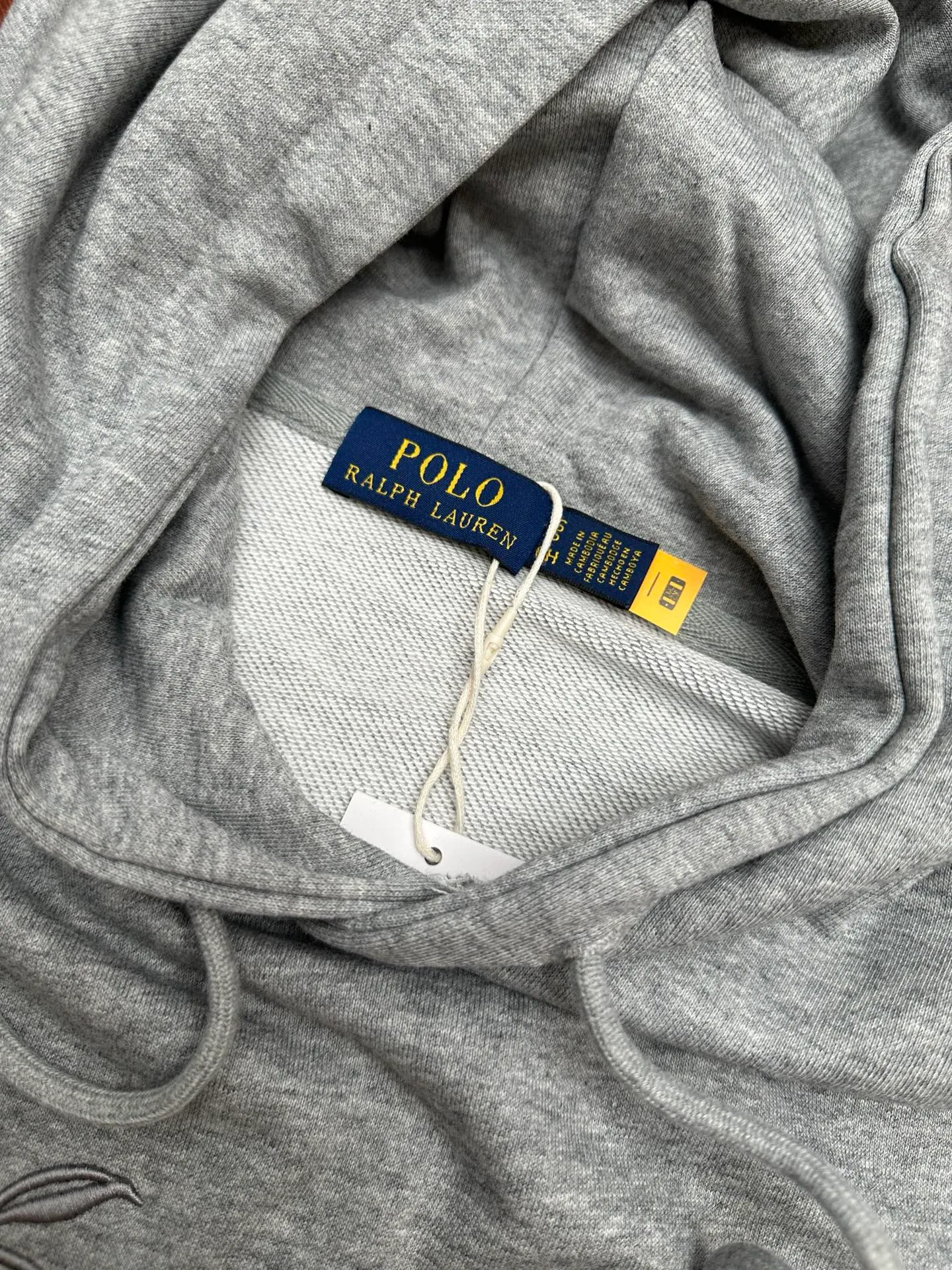 P280 RalphLauren/Ralph Lauren 2025 new autumn and winter large embroidered hooded sweatshirt Ralph Lauren's age-reducing item, the coat fabric is made of 60% cotton ➕40% polyester, which not only retains the softness, comfort and breathability of cotton, but also adds the wear resistance and wrinkle resistance of polyester fiber, making the clothes more durable and easy to care for. Even in slightly cooler weather, you won't feel stuffy when wearing it. This kind of fabric has a natural crisp feel and is not easy to pill or deform. Hooded design effectively improves thermal insulation performance. The embroidery on the chest and the fabric are of the same color. The colors are full, three-dimensional and lifelike, adding a bit of liveliness and interest to the whole sweatshirt. There is no pressure to dress, regardless of age or gender. Complete accessories!  Color: navy blue, black, gray size: S-xL
